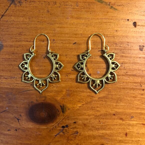 Vintage Boho Mandala Flower Hoop Earrings Gold Tone Brass Earwire Dangle Style - Picture 1 of 11